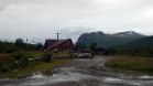 Autotie loppuu tähän ja matka tunturiasemalle mennään joku patikoiden, veneellä tahi helikopterilla. Valitsimme patikoinnin :).