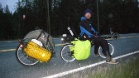 Yöllä törmäsin puolalaiseen joka oli palaamassa pitkältä lapinrundilta takaisin rovaniemelle. Kulkuvälineenä miehellä oli  nojapyörän  ja  extrawheelin  yhdistelmä.