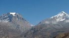 IMG 4738  Vasemmalla Yakawakang (6482m), oikealla Khatung Kang (6484m), välissä Thorung La (5416m) ja alhaalla Jharkot (3550m).